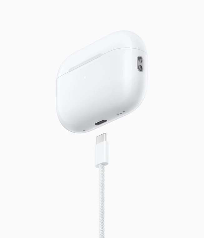 AirPods Pro (2ª geração) atualizados com um estojo de recarga e um cabo para recarga por USB-C.